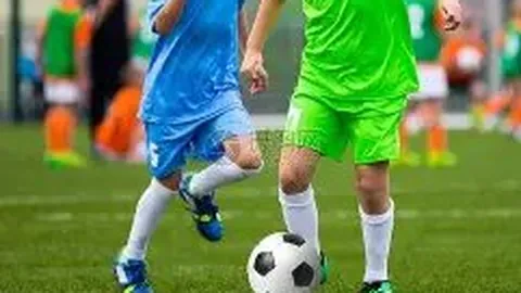 张智霖夫妻送礼祝贺友人生日，袁咏仪亮相状态佳